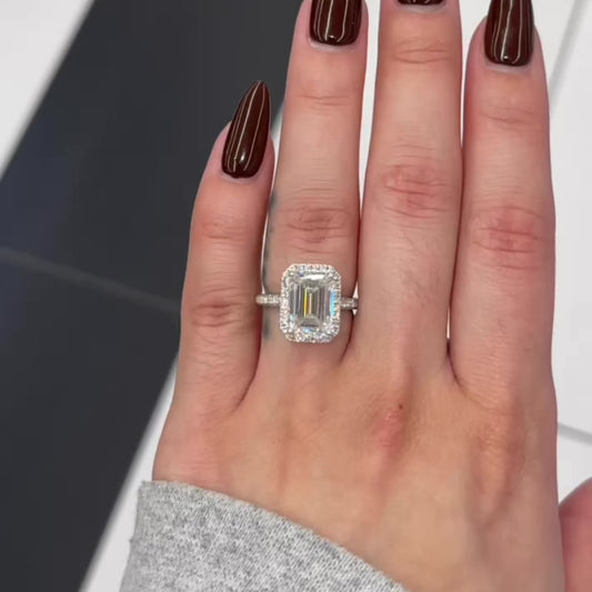 4.0 Ctw Emerald Cut Halo Ring in 18K Gold